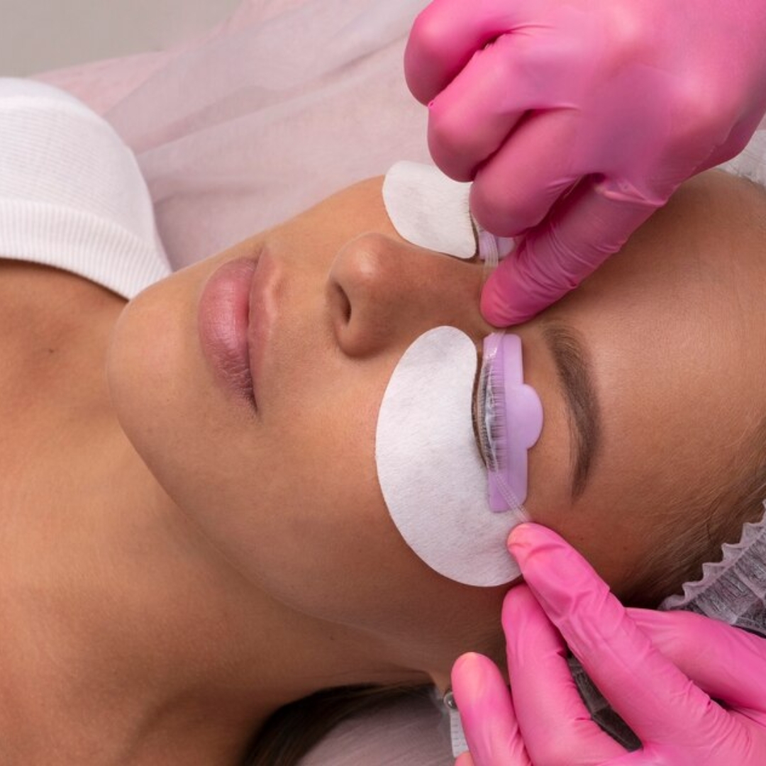 mulher-vestindo-tapa-olhos-de-alto-angulo_23-2149627153